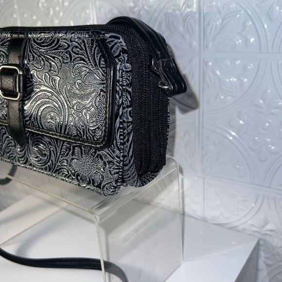 NWOT Authentic Bueno Leather Embossed 2 Way
BRAND NEW - Picture 3 of 9